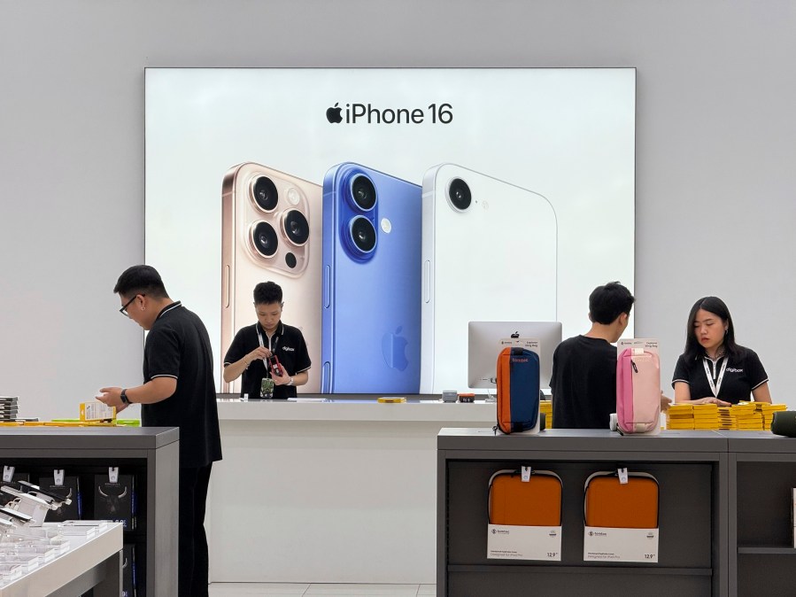 Apple has had very few incentives in the past to start making iPhones in us